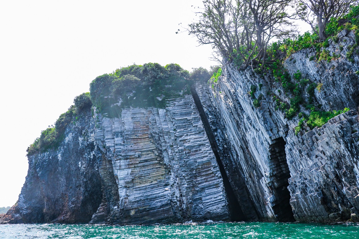 絹島の崖の景色